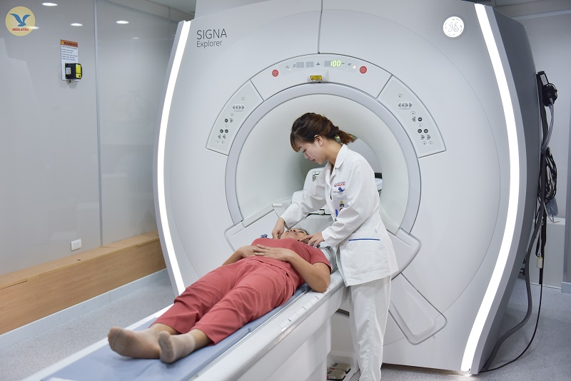 Chụp cộng hưởng từ (MRI) trong bệnh mất điều hòa Friedreich thường cho thấy tủy sống và tủy bị teo